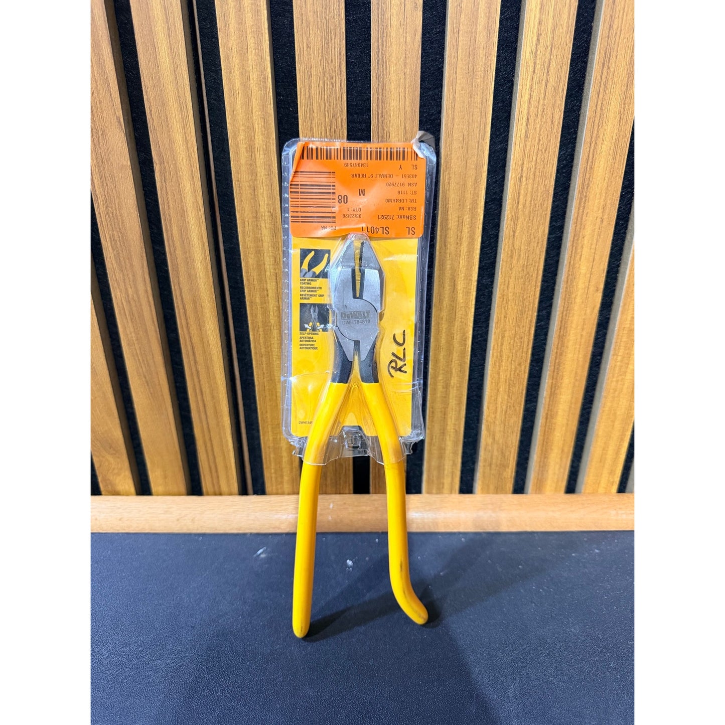 DEWALT 9 in Rebar Pliers Open Box New DWHT84818