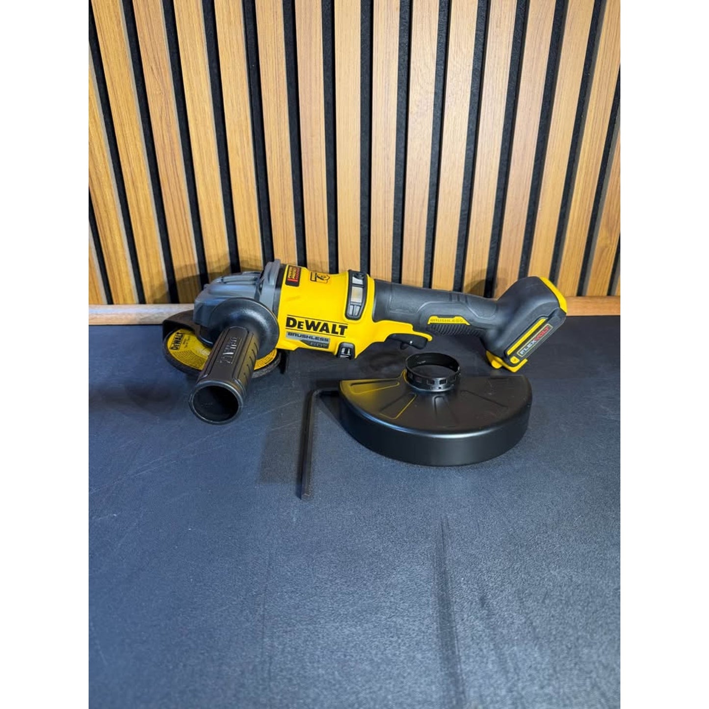 DEWALT FLEXVOLT 60V MAX 4-1/2 to 6 in Brushless Angle Grinder Tool Only New