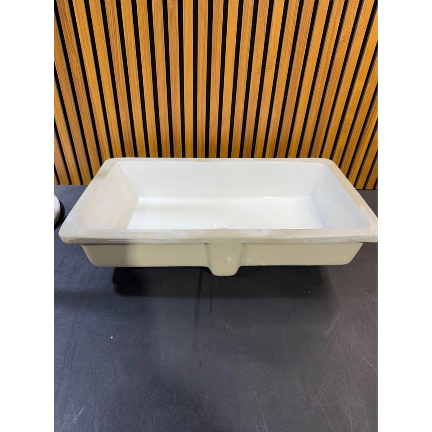 Cadeninc 27.56” x 15.75” Undermount Bathroom Sink White Ceramic (LQHE-6516) NEW