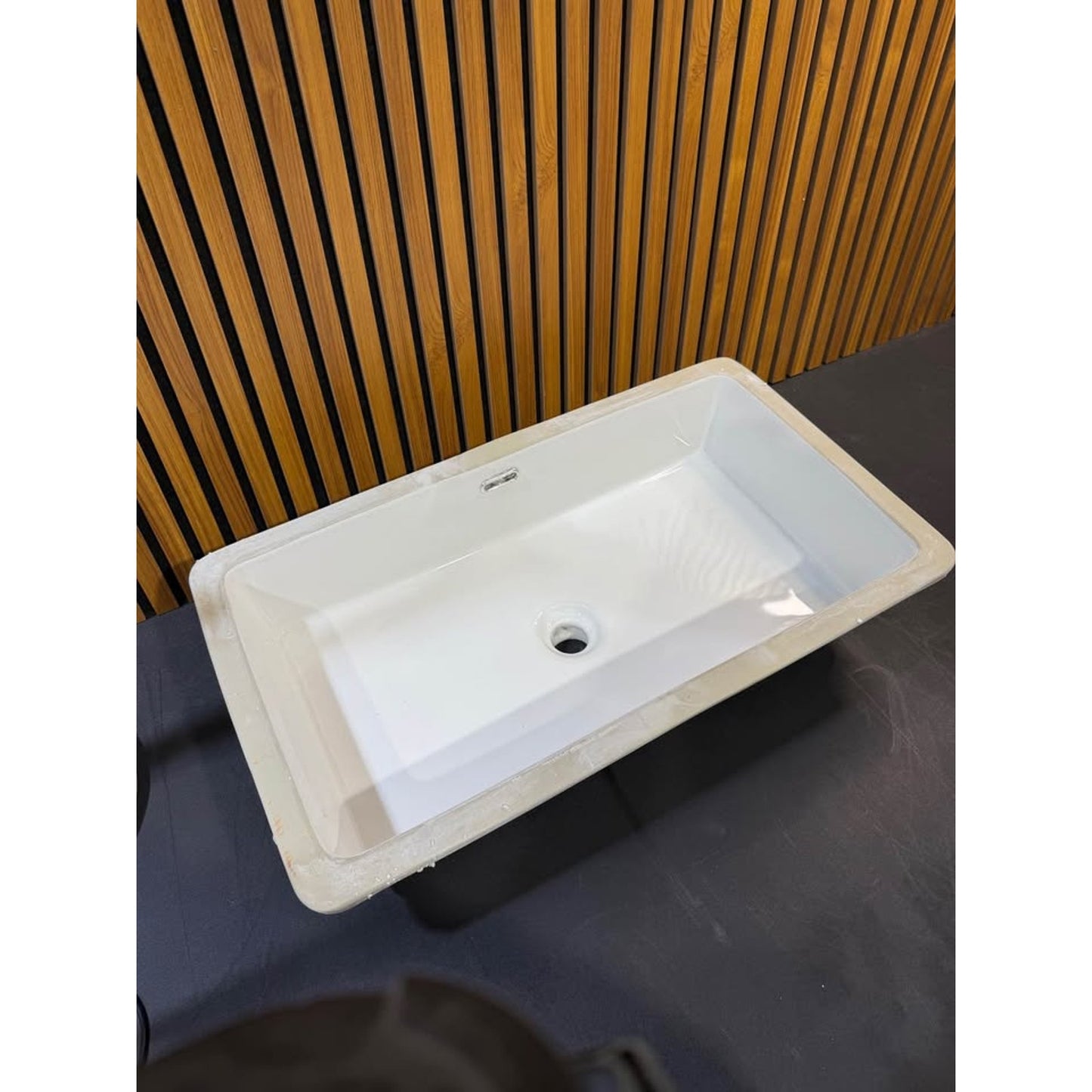 Cadeninc 27.56” x 15.75” Undermount Bathroom Sink White Ceramic (LQHE-6516) NEW