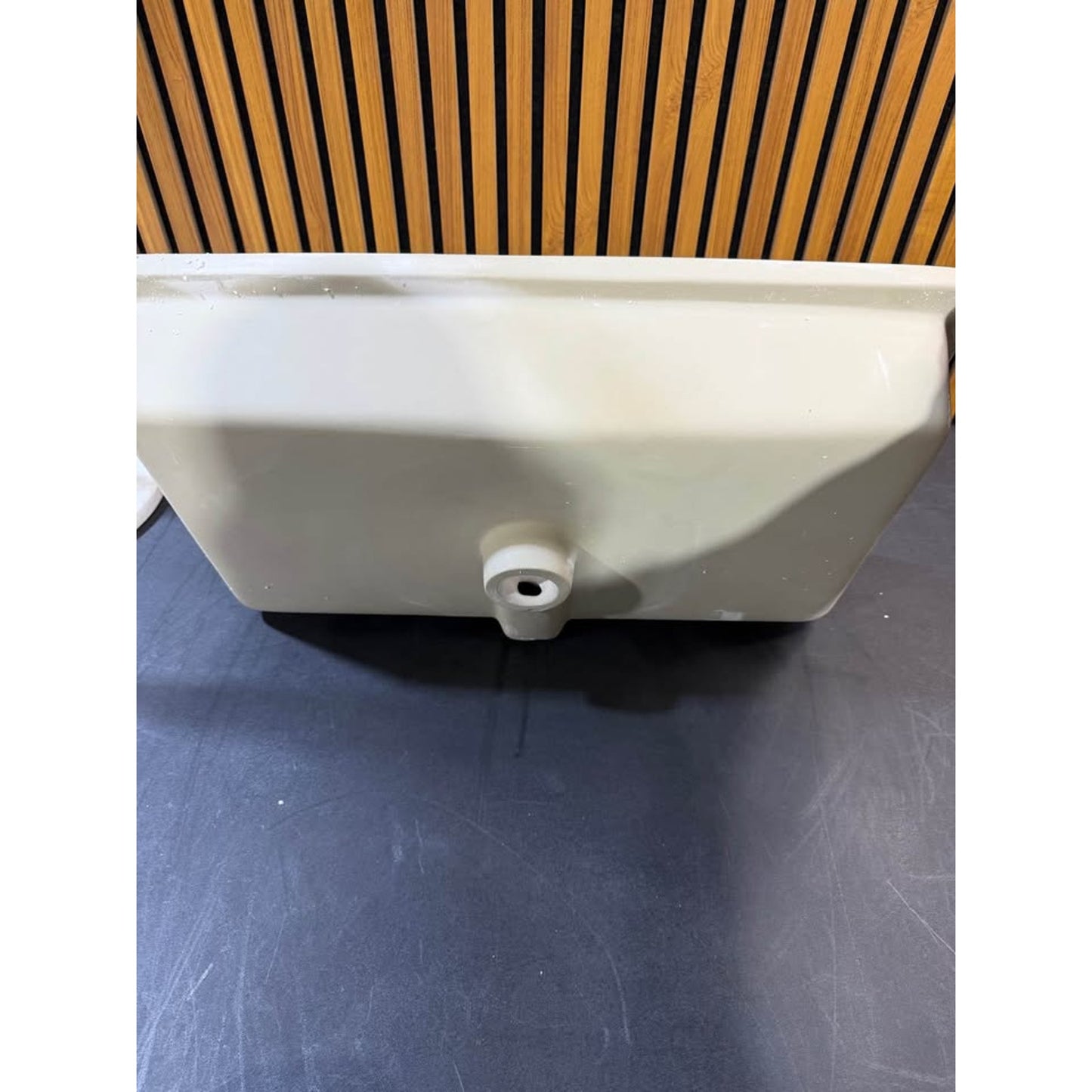 Cadeninc 27.56” x 15.75” Undermount Bathroom Sink White Ceramic (LQHE-6516) NEW