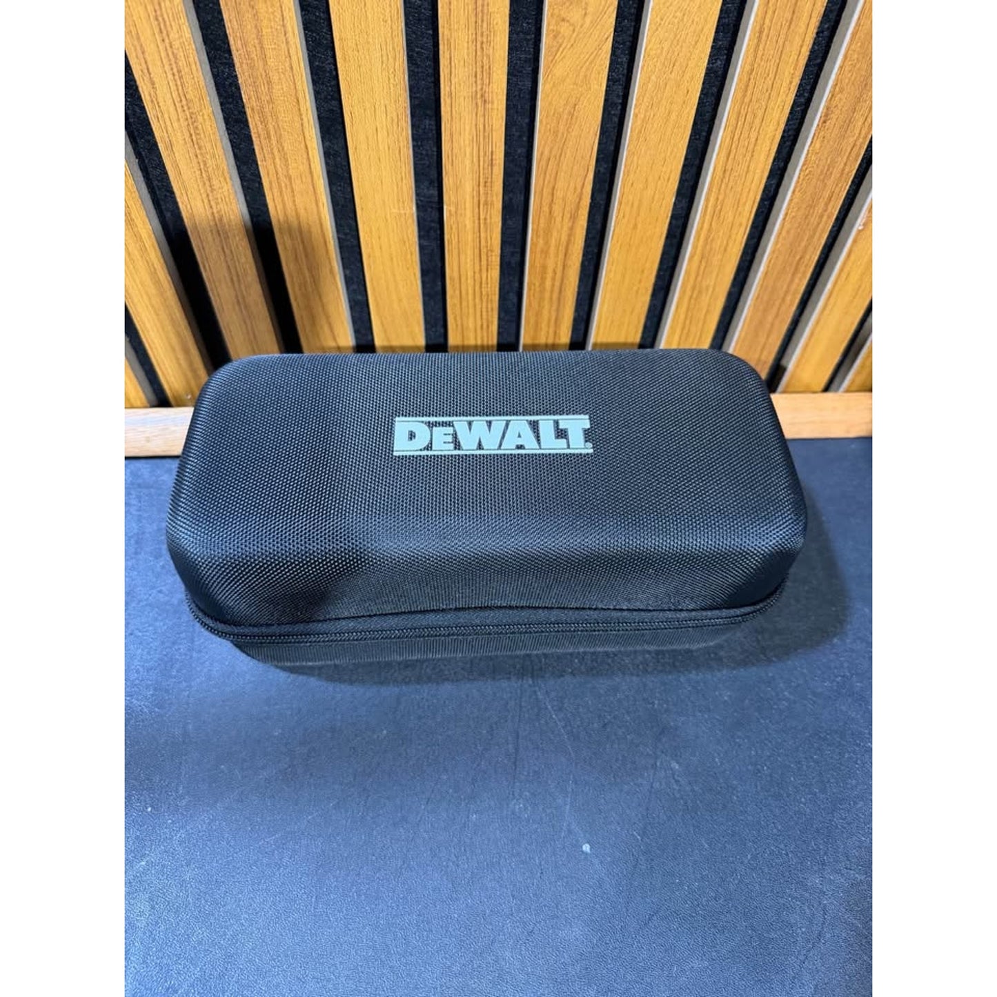 DEWALT 1800 Peak Amp Lithium Jump Starter w/ USB Power Bank & Case New